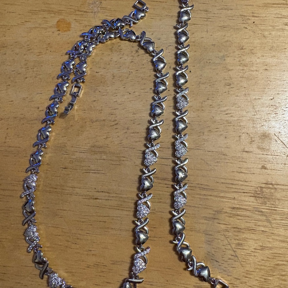 Elegant Silver Hugs and Kisses Women's Jewelry Set.